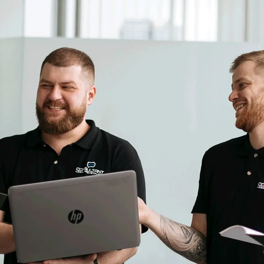 Співробітники ConsultantLM обговорюють роботу за ноутбуком